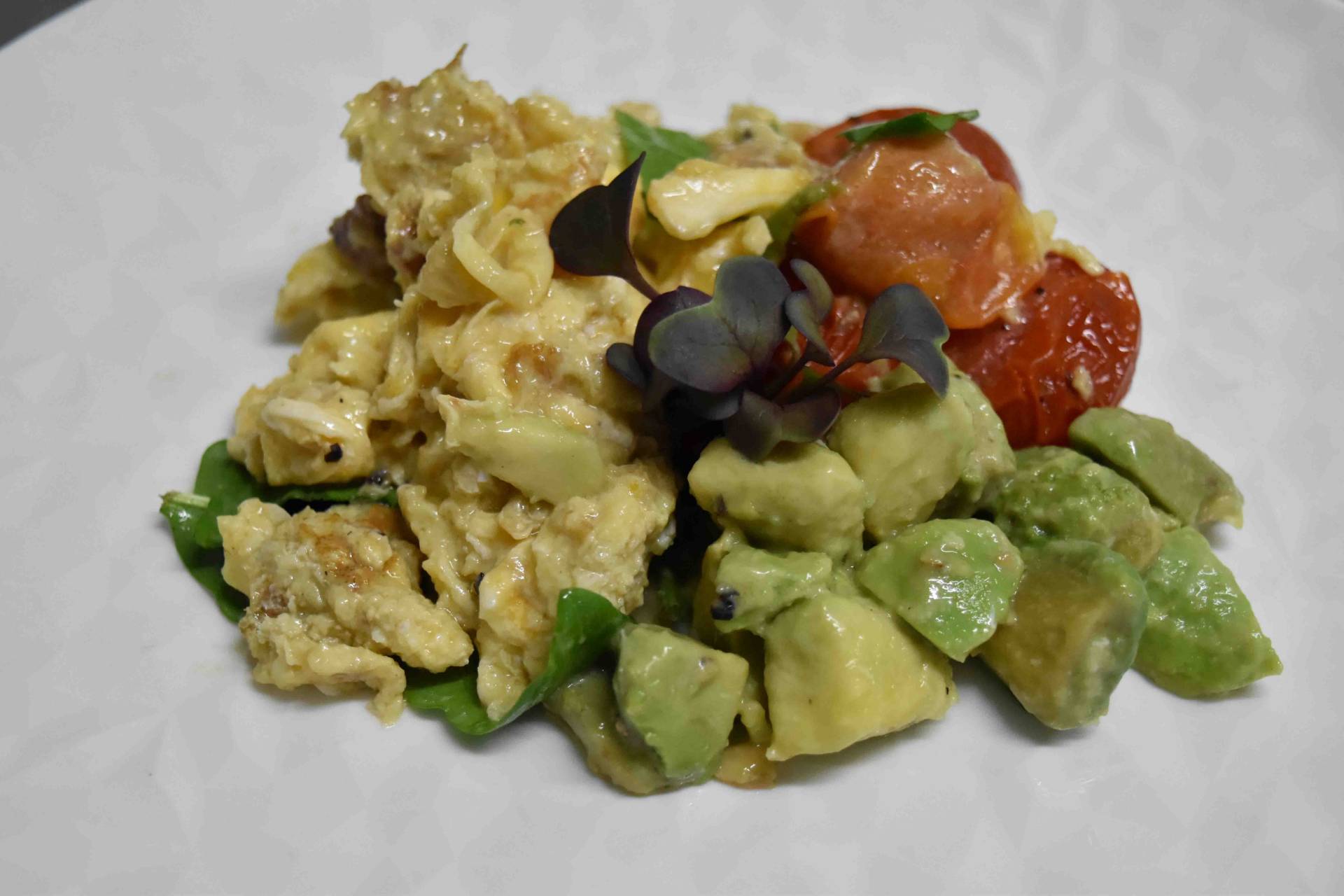 SV 12 - SCRAMBLED EGGS w/ Avocado & Tomato