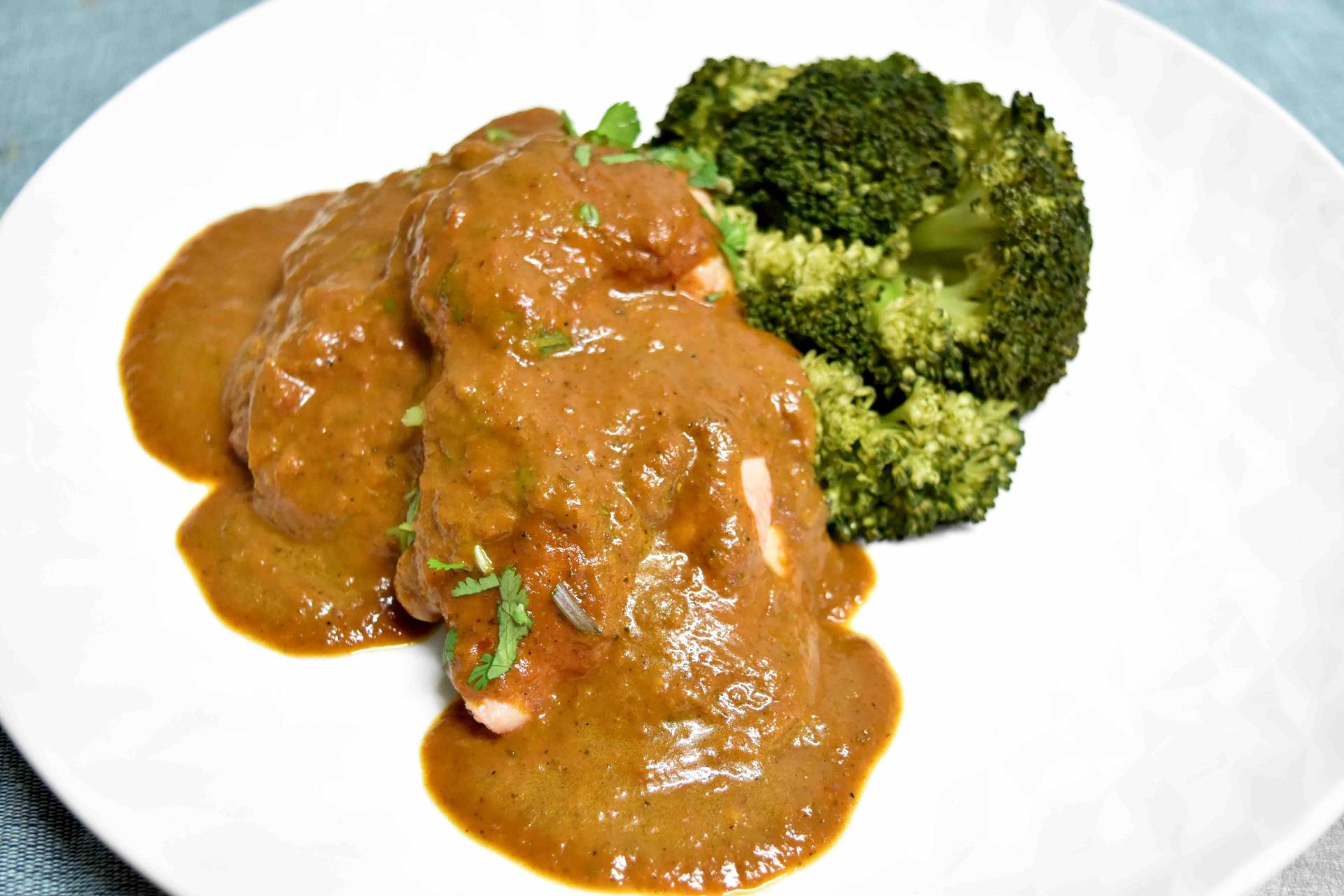 MM 275 - THAI RED CHICKEN CURRY w/ Broccoli