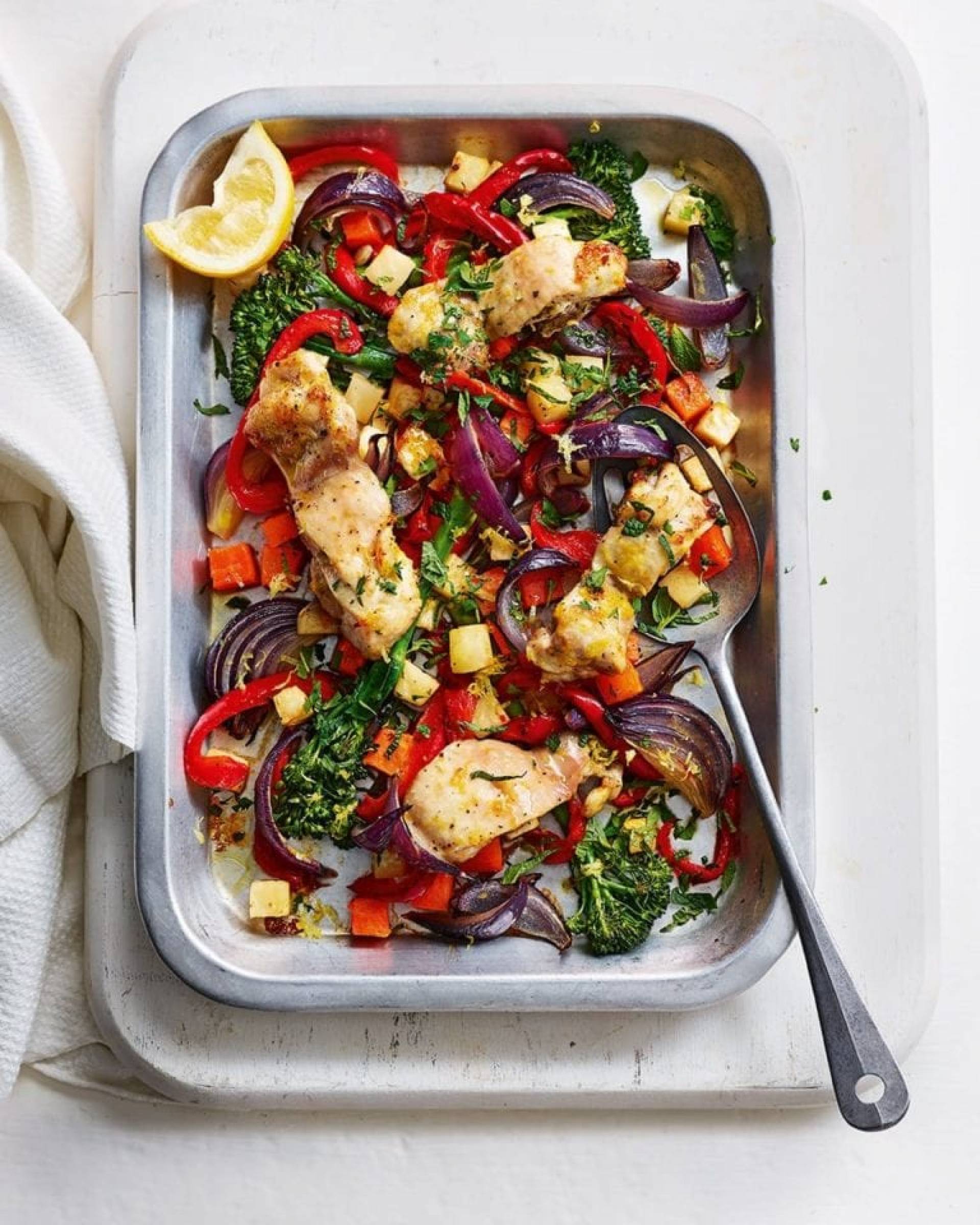 MM 280 - CHICKEN AND VEGETEBLE TRAYBAKE