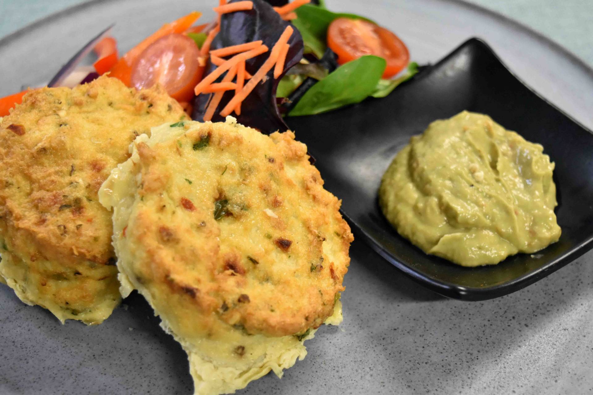 MP 359 - SPICY FISH BURGER w/ Salad & Guacamole