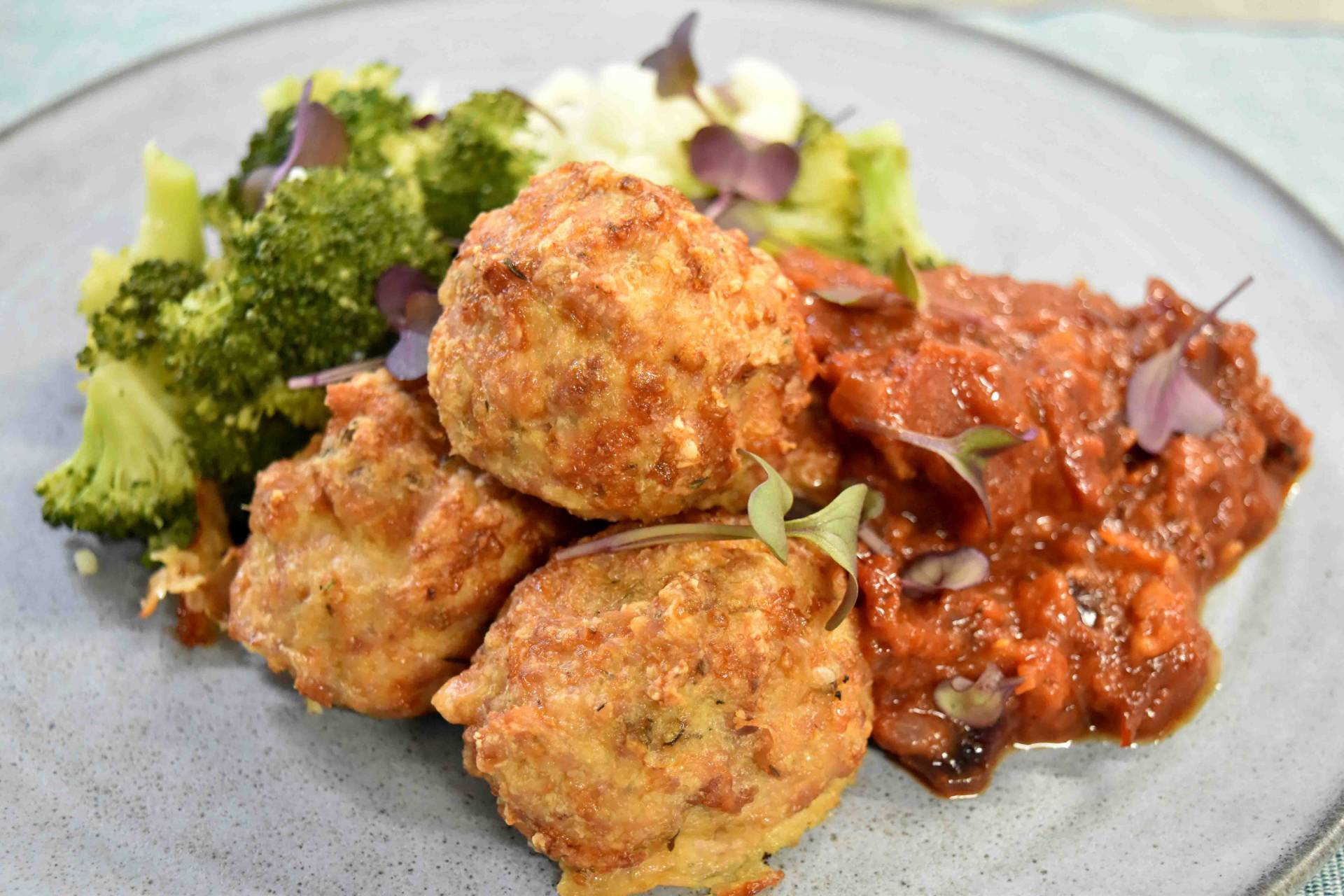 MM 705 - CHICKEN MEAT BALLS w/ Cauliflower & Broccoli